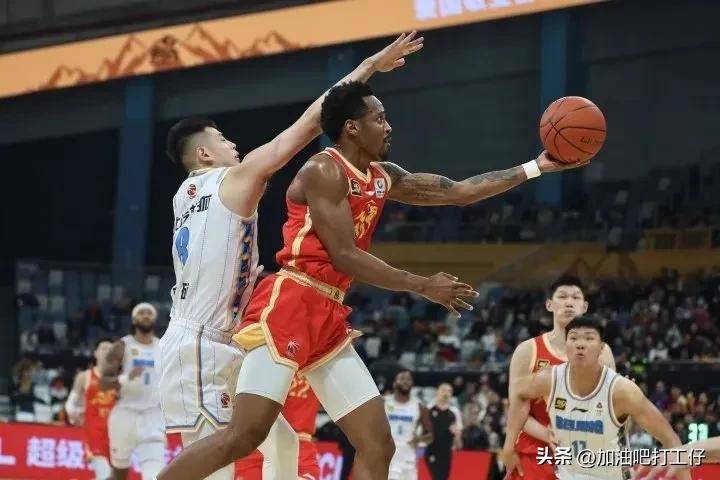 俄罗斯篮球队奋力拼搏，取得开门红