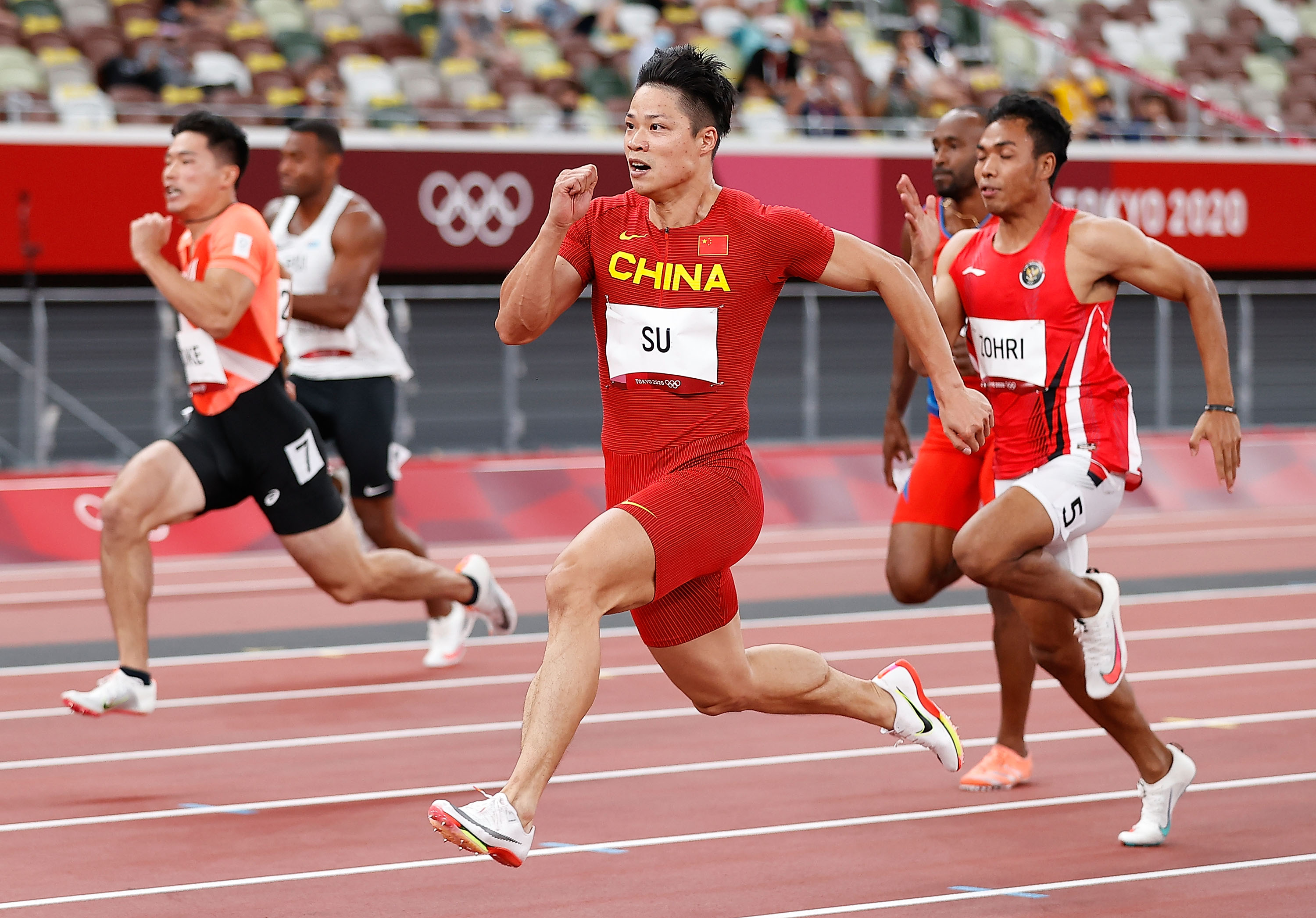 包含短兵相接，争夺胜负焦点呼之欲出的词条